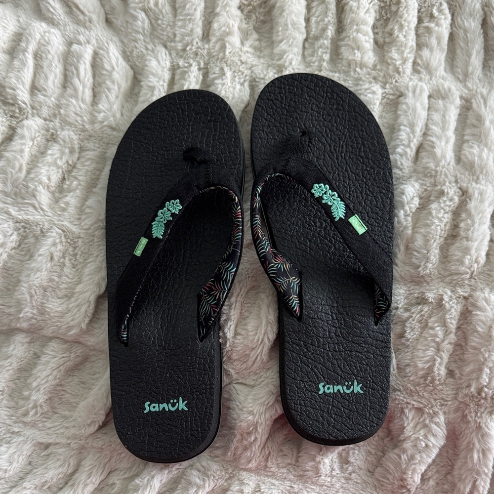 Sanuk Women’s Black Yoga Mat Flip Flops Turquoise Embroidered Floral NWOT 9